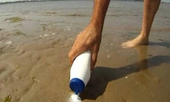 Εριξε αλάτι στην άμμο – Οταν δείτε τι βγήκε από μέσα, θα μείνετε με το στόμα ανοικτό – Βίντεο